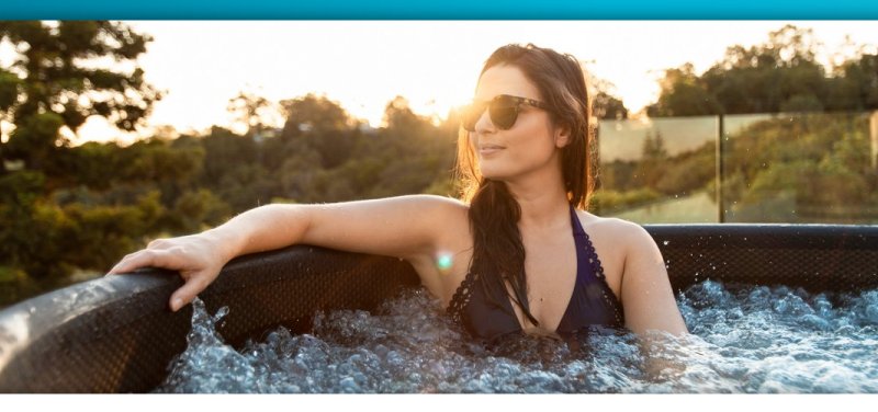 Fotografie ženy ve vířivce: Relaxace a uvolnění v nafukovacím vířivém bazénu Marimex.