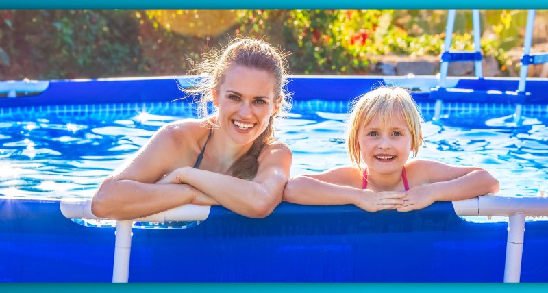 Fotografie rodiny v bazénu: Matka s dcerou si užívají společný čas v nadzemním bazénu Marimex – naplnění motta „Váš čas být spolu“.