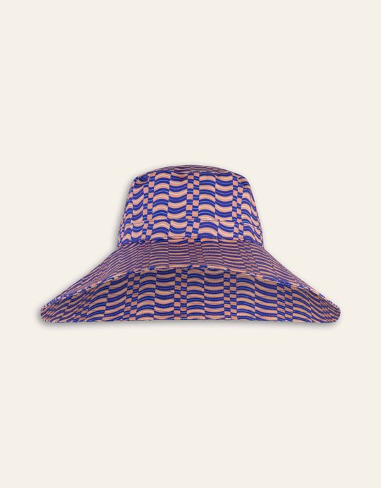 Stylový letní klobouk od OILILY s barevným vzorem Samudra v uni velikosti. Široká krempa chrání před sluncem a dodá outfitu hravý vzhled.

Materiál: 100% bavlna